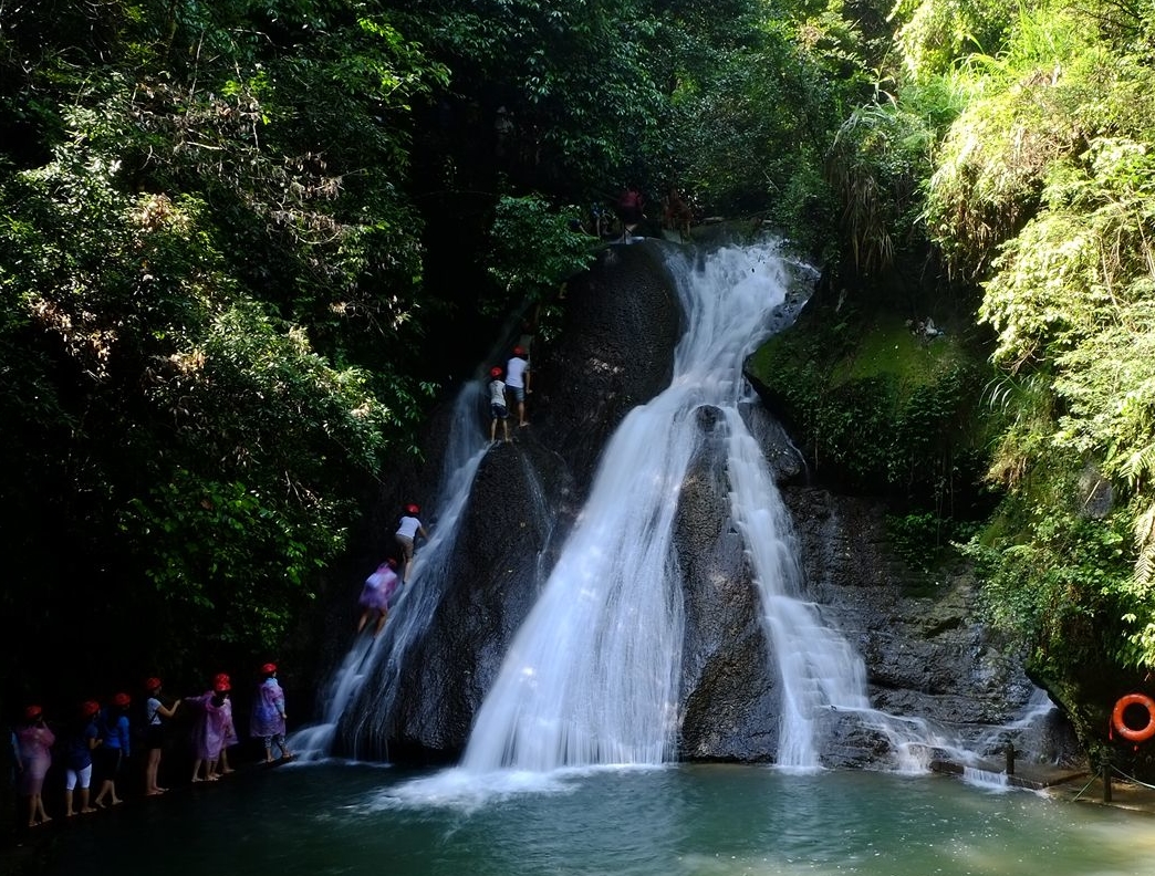 桂林山水甲天下，玉碧羅青意可參