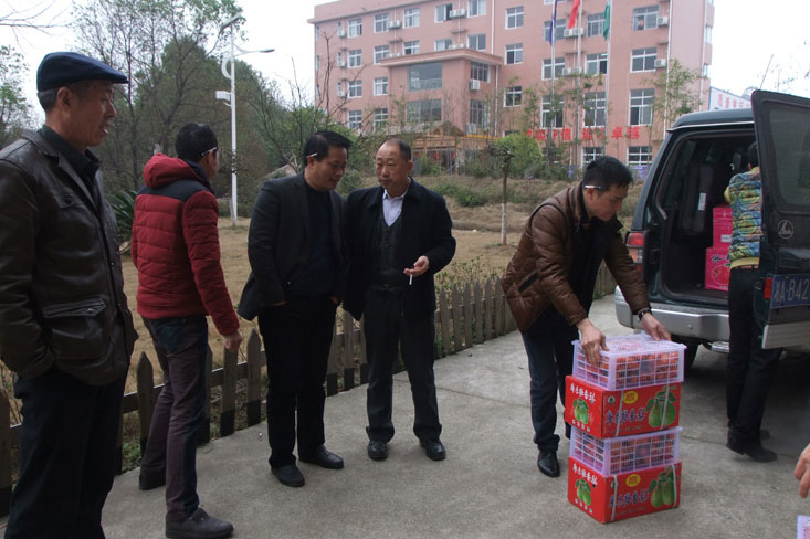 對(duì)老人盡一份孝心，給社會(huì)添一分和諧